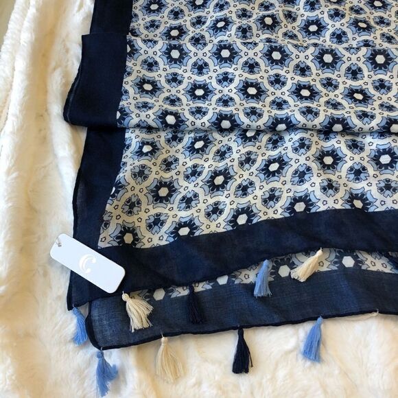 C Geometric Pattern Tasseled Head Scarf - Picture 3 of 4